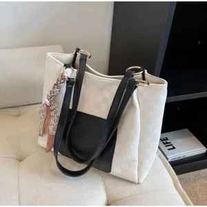 Tote Bag Kuliah Stylish – Muat Banyak, Cocok untuk Mahasiswa Trendy dengan Desain Simpel